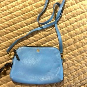 Pre-owned, Kira style Tory Burch. A few scuffs, but overall good shape!